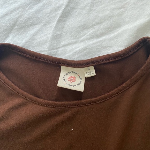casual brown tee slightly cropped - Picture 2 of 3